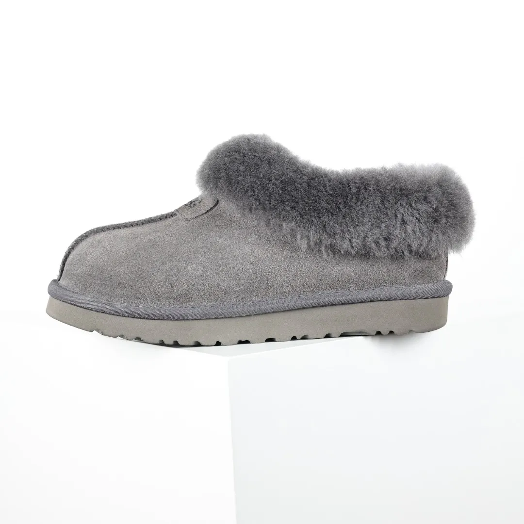 Pick up locally 💰520 Core recommendation with good price It is a very suitable choice for home use. In recent years, uug has launched a series of styles, which are partially geared towards the preferences of young consumers and have also moved to the forefront of fashion trends. Shoe body material: water-repellent coated suede upper, 17 mm UGGPURE™ implantable wool insole, lightweight non-slip and comfortable rubber outsole, with brand LOGO and trademark, with full packaging Size: 35 36 37 38 39 40